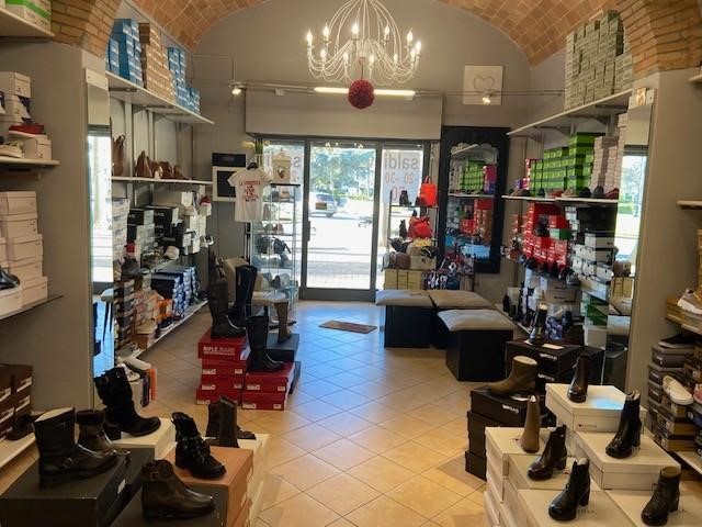 Attività commerciale in Vendita a Rosignano Marittimo, zona Vada, 85'000€, 100 m²