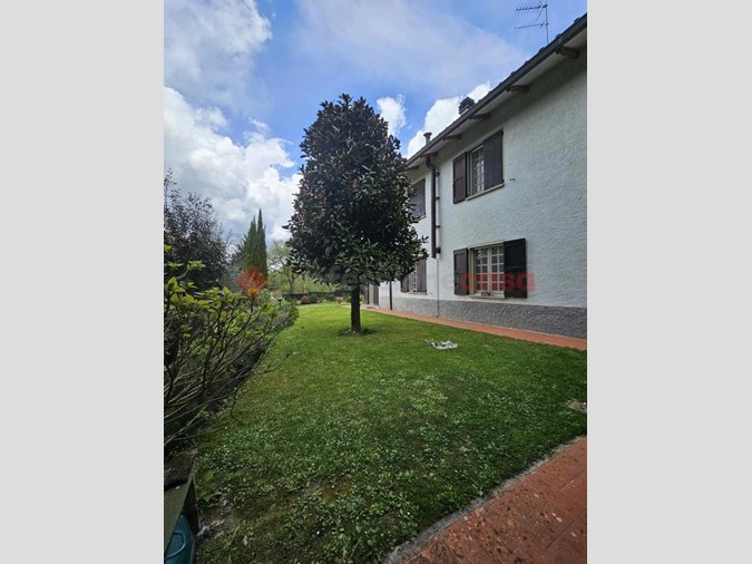 Casa Indipendente in Vendita a Arezzo, 415'000&euro;, 236 m²