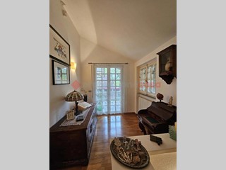 Casa Indipendente in Vendita a Arezzo, 415'000€, 236 m²