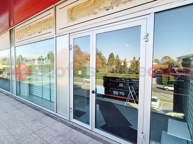 Negozio in Vendita a Osnago, 130'000€, 160 m²