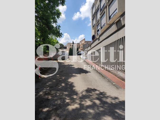 Magazzino in Vendita a Benevento, 450€, 2000 m²