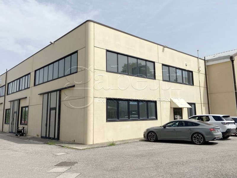 Capannone in Vendita a Ferrara, 182'600€, 260 m²