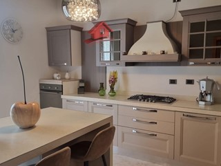 Villa in Vendita a Brembate, 430'000€, 221 m²