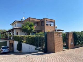Villa in Vendita a Ariccia, 298'000€, 180 m², con Box