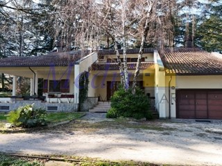 Villa in Vendita a Cesena, zona Borello, 402 m², con Box