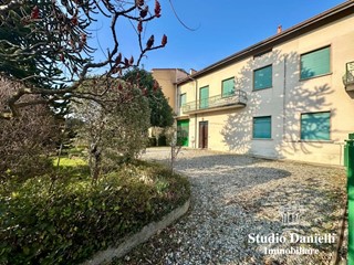 Casa Indipendente in Vendita a Alzate Brianza, 259'000€, 423 m²