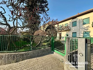 Capannone in Vendita a Alzate Brianza, 259'000€, 423 m²