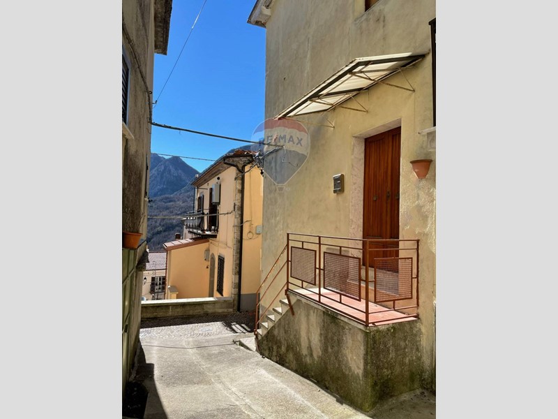 Casa Indipendente in Vendita a Pizzone, zona Centro Urbano, 29'000€, 98 m²