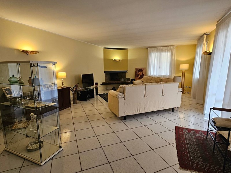 Villa in Vendita a Ravenna, zona Borgo Montone, 530'000€, 275 m²