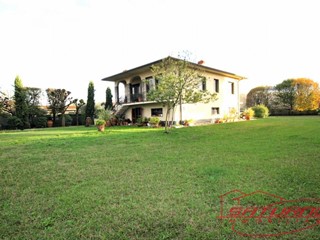 Villa in Vendita a Capannori, zona Lammari, 480'000€, 250 m², con Box