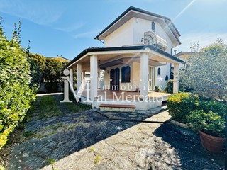 Villa in Vendita a Viareggio, 375'000&euro;, 200 m², arredato