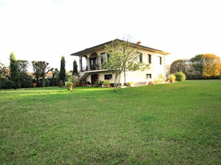 Villa in Vendita a Capannori, zona Lammari, 480'000€, 250 m², con Box