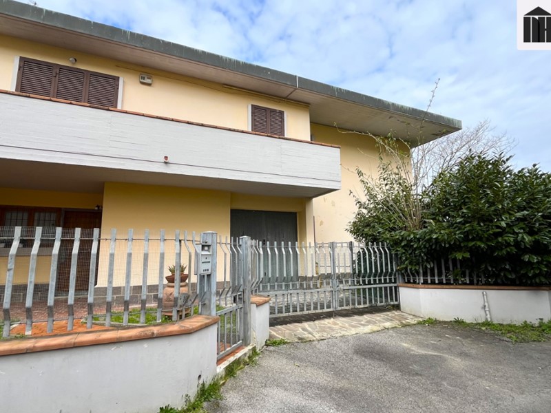 Casa Indipendente in Vendita a Santa Croce sull'Arno, 280'000€, 270 m², con Box