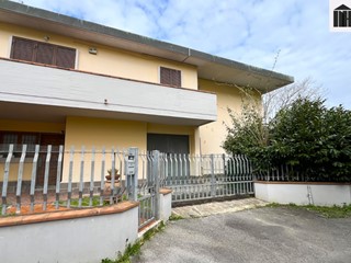 Casa Indipendente in Vendita a Santa Croce sull'Arno, 280'000€, 270 m², con Box
