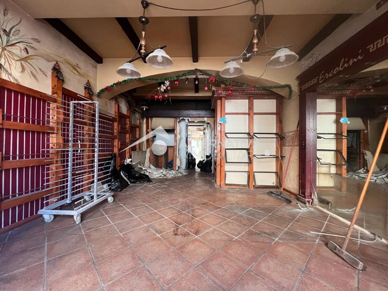 Immobile commerciale in Vendita a Lucca, 220'000€, 110 m²