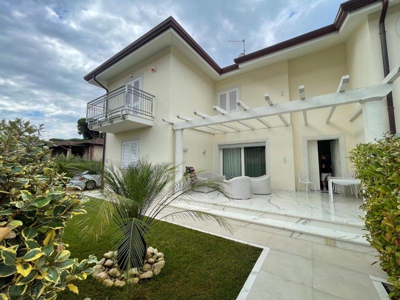 Villa bifamiliare in Vendita a Pietrasanta, zona Tonfano, 1'500'000€, 145 m², arredato