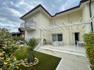 Villa bifamiliare in Vendita a Pietrasanta, zona Tonfano, 1'500'000€, 145 m², arredato