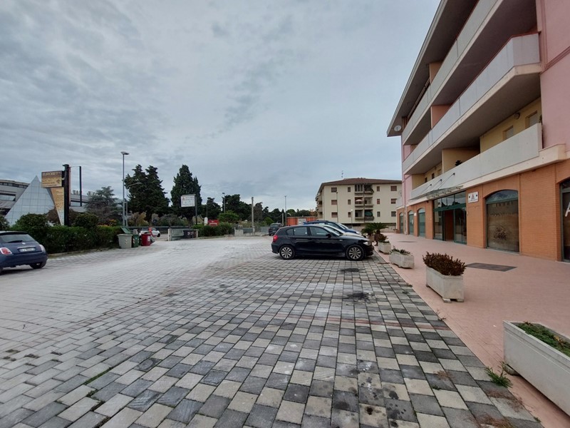 Magazzino in Vendita a Tortoreto, 100'000€, 250 m²