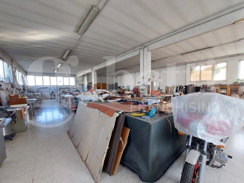 Capannone in Vendita a Sant'Omero, 110'000€, 500 m²