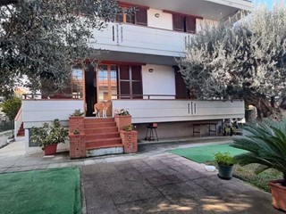 Villa bifamiliare in Vendita a Tortoreto, 385'000€, 350 m², arredato