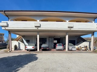 Negozio in Affitto a Mosciano Sant'Angelo, 1'000&euro;, 270 m²