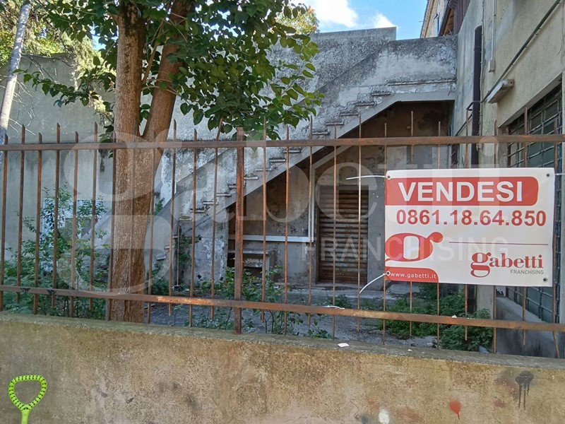 Magazzino in Vendita a Giulianova, 36'000€, 61 m²