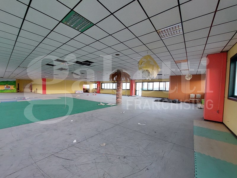 Capannone in Vendita a Nereto, 340'000€, 800 m²