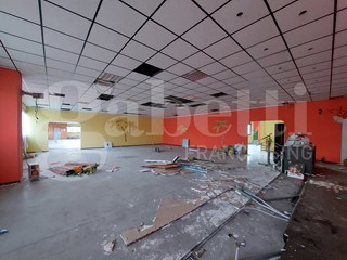 Capannone in Vendita a Nereto, 340'000€, 800 m²