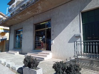 Negozio in Vendita a Tortoreto, 200'000€, 260 m²
