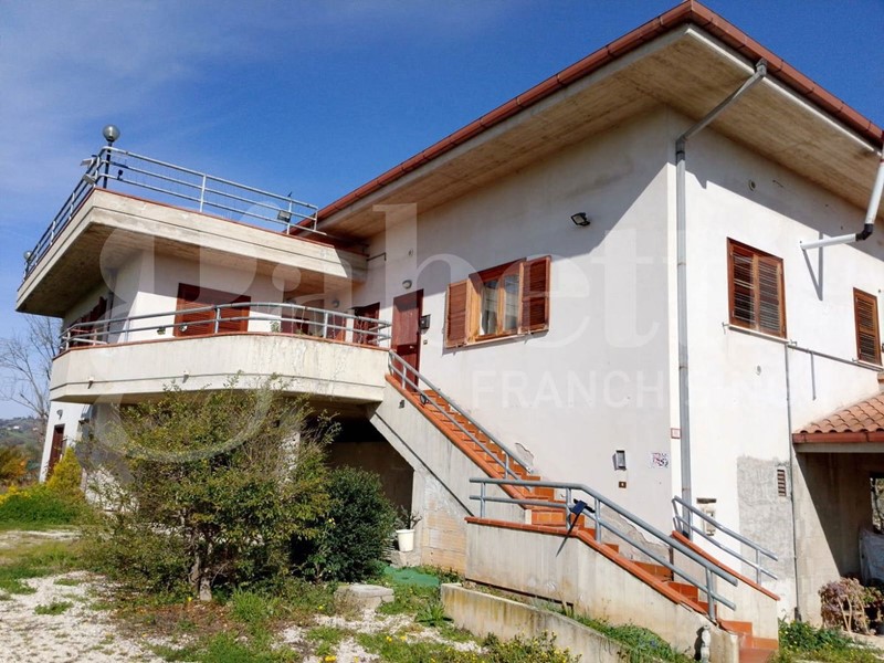 Villa bifamiliare in Vendita a Corropoli, 250'000&euro;, 480 m²