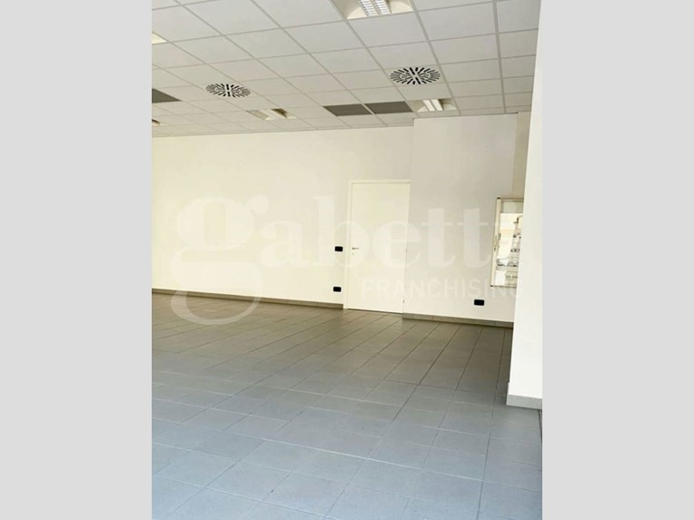 Negozio in Affitto a Lecco, 1'000€, 113 m²