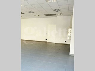 Negozio in Affitto a Lecco, 1'000€, 113 m²