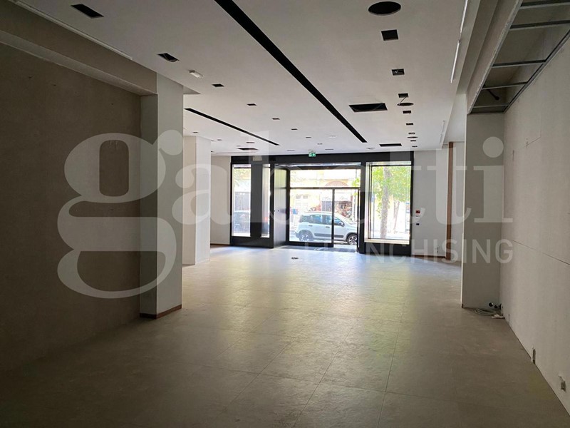 Negozio in Affitto a Oristano, 2'200€, 305 m²