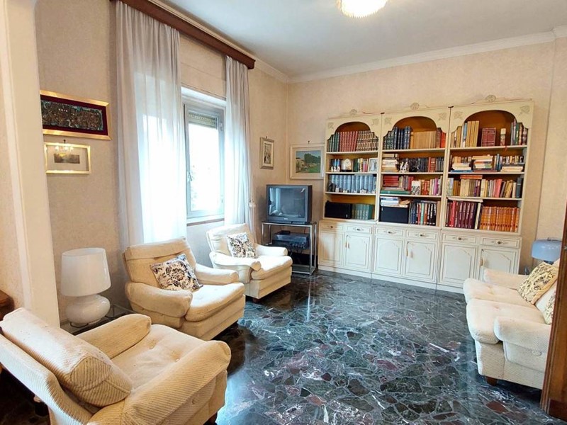 Quadrilocale in Vendita a Genova, zona Sturla, 259'000&euro;, 146 m²