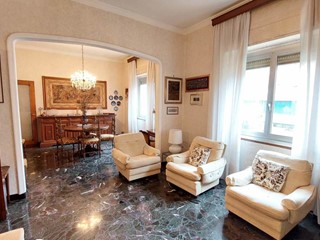 Quadrilocale in Vendita a Genova, zona Sturla, 259'000&euro;, 146 m²