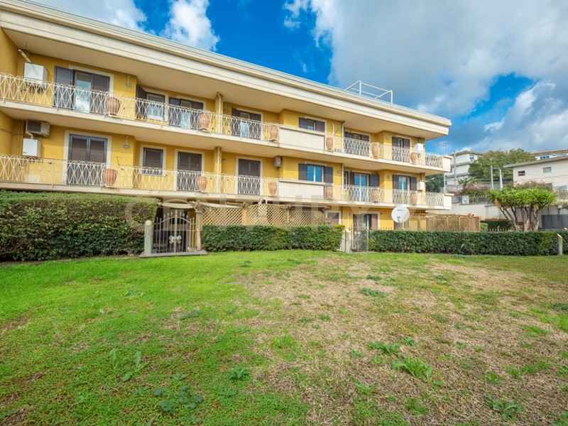 Casa Indipendente in Vendita a Catania, 2400 m², con Box