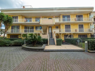 Casa Indipendente in Vendita a Catania, 2400 m², con Box