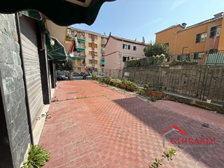 Immobile commerciale in Affitto a Genova, zona Sestri Ponente, 260 m², arredato