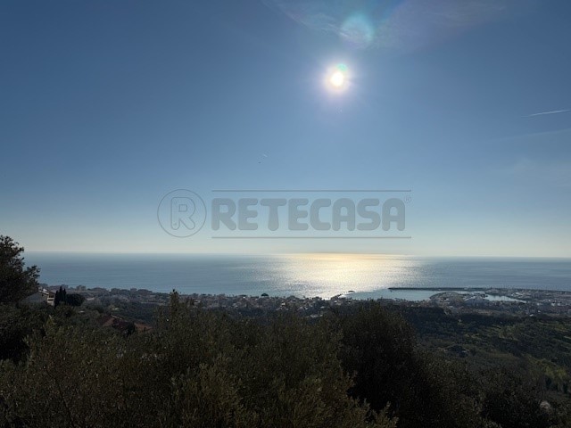Villa in Vendita a Pietra Ligure, 870'000€, 230 m², con Box