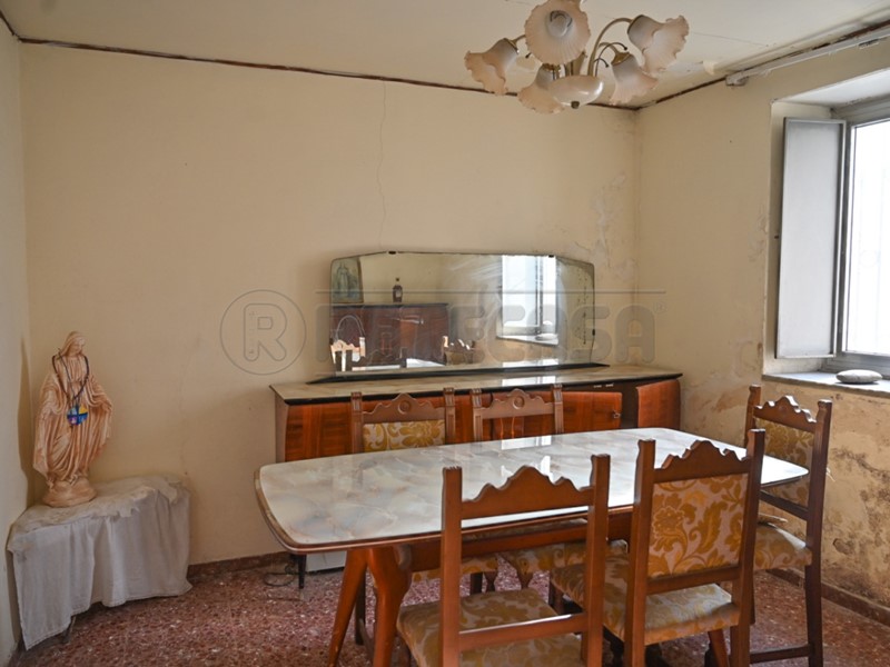 Casa Indipendente in Vendita a Messina, 65'000€, 180 m²