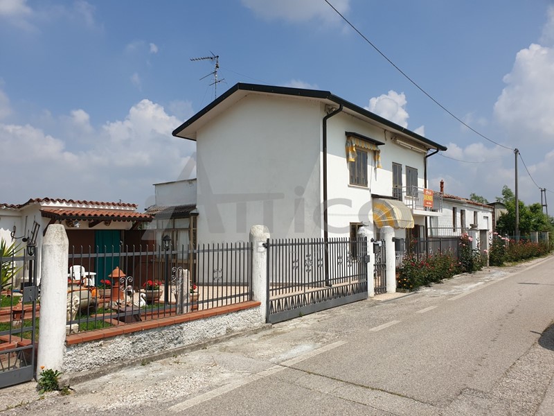 Casa Indipendente in Vendita a Rovigo, zona Sant'apollinare, 65'000€, 220 m², con Box