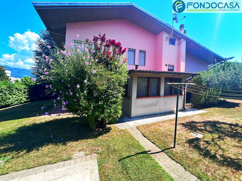 Villa in Vendita a Seravezza, zona Querceta, 600'000€, 229 m²