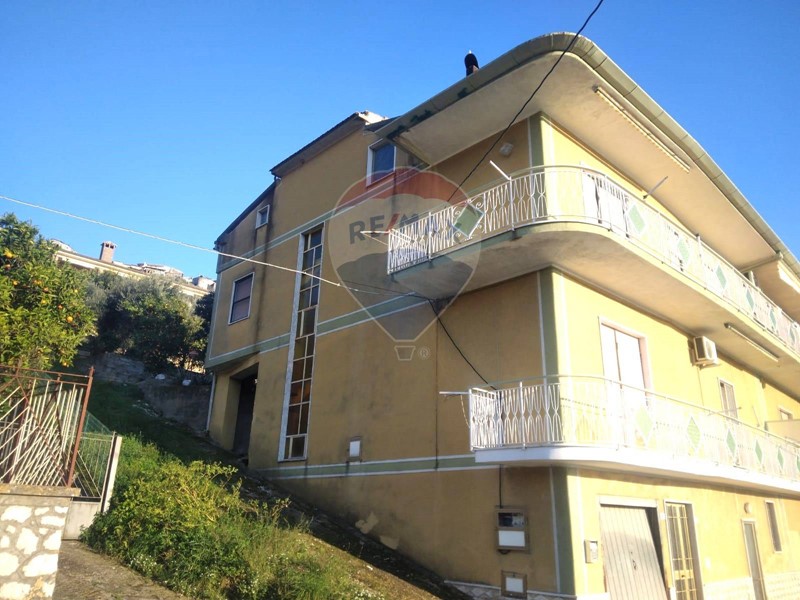 Casa Indipendente in Vendita a Castelforte, zona Suio, 139'000€, 262 m²