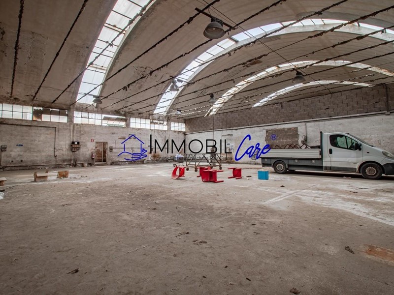 Capannone in Vendita a Livorno, 240'000&euro;, 590 m²