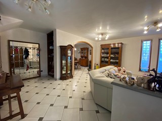 Villa in Vendita a Poggio a Caiano, 890'000&euro;, 220 m², arredato, con Box