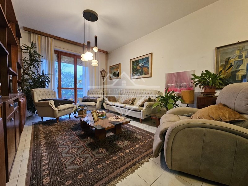 Appartamento in Vendita a Carrara, zona Avenza, 240'000€, 90 m², arredato, con Box