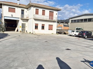 Capannone in Vendita a Camaiore, 480'000&euro;, 500 m²