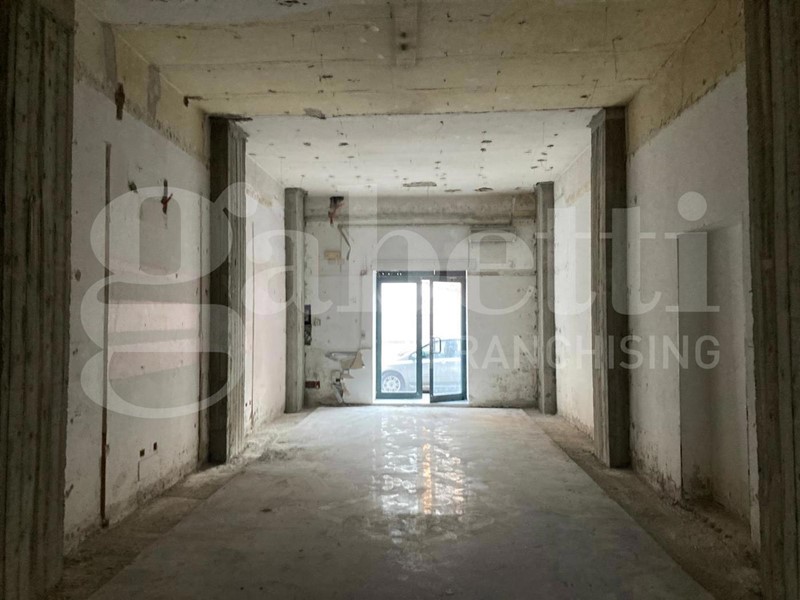 Negozio in Affitto a Battipaglia, 1'000€, 70 m²