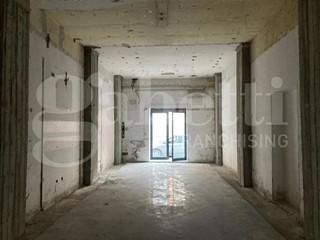 Negozio in Affitto a Battipaglia, 1'000€, 70 m²