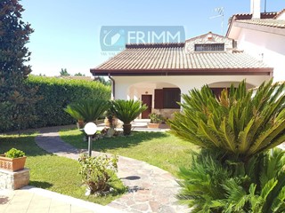 Villa bifamiliare in Vendita a Guidonia Montecelio, 449'000€, 250 m²